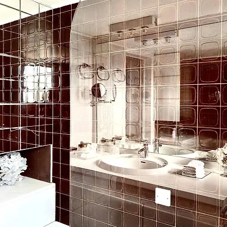 Luxurious Top Floor In The Heart Of *