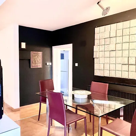 Luxurious Top Floor In The Heart Of *